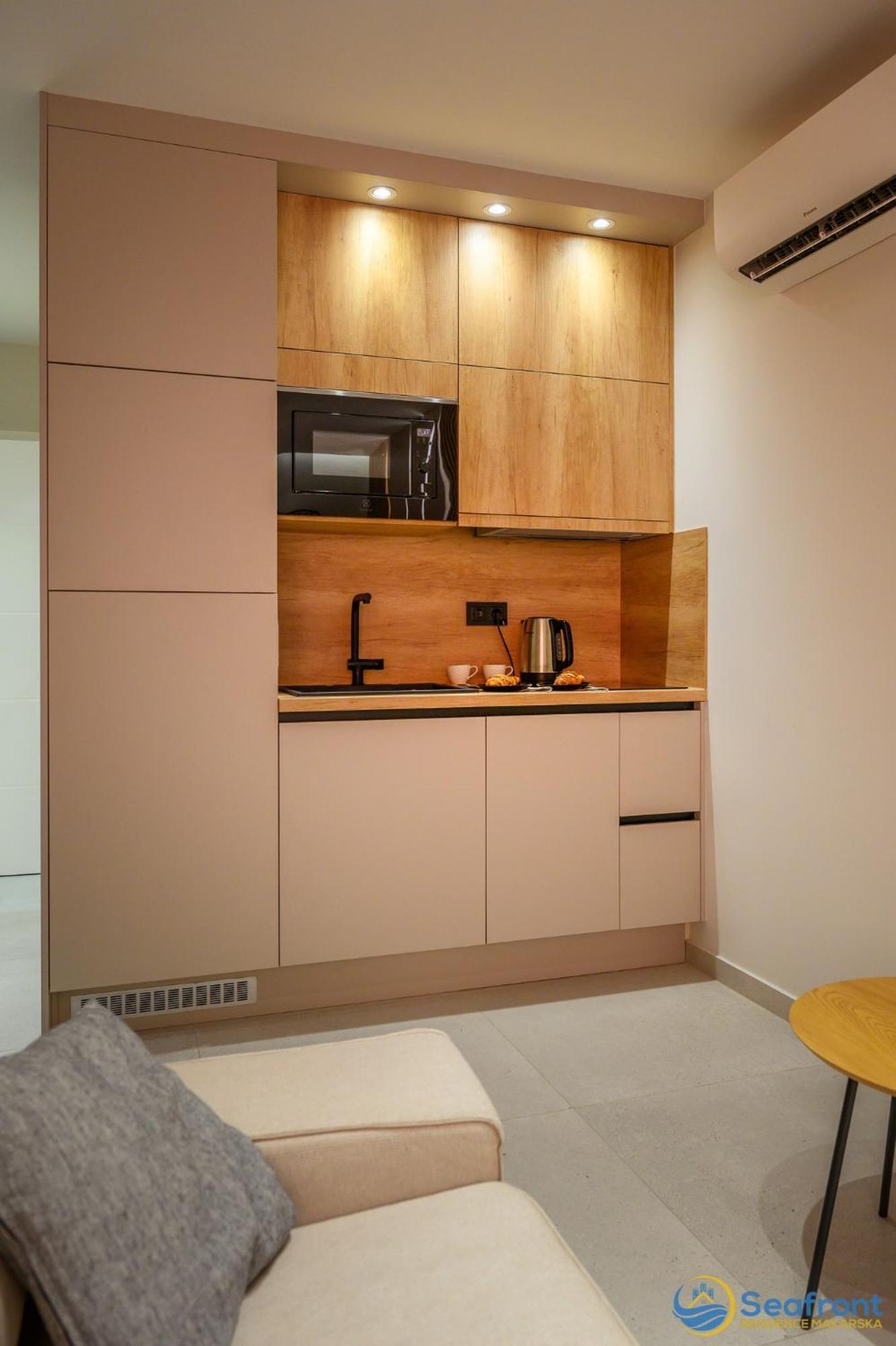 Seafront Apartment Makarska